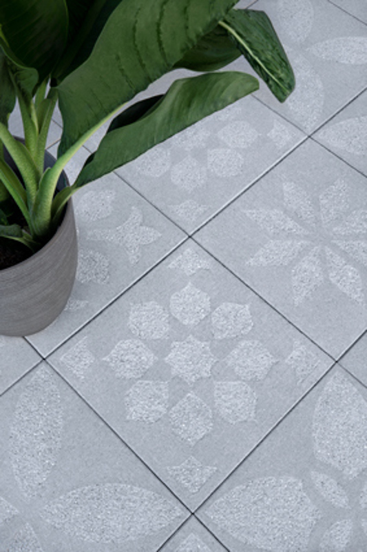 Patio paver slabs Industria Flora dalle de patio 2023 C A154 Flora Firebowl Chambly Q C20221004 A7iii Flora 00210 (1)